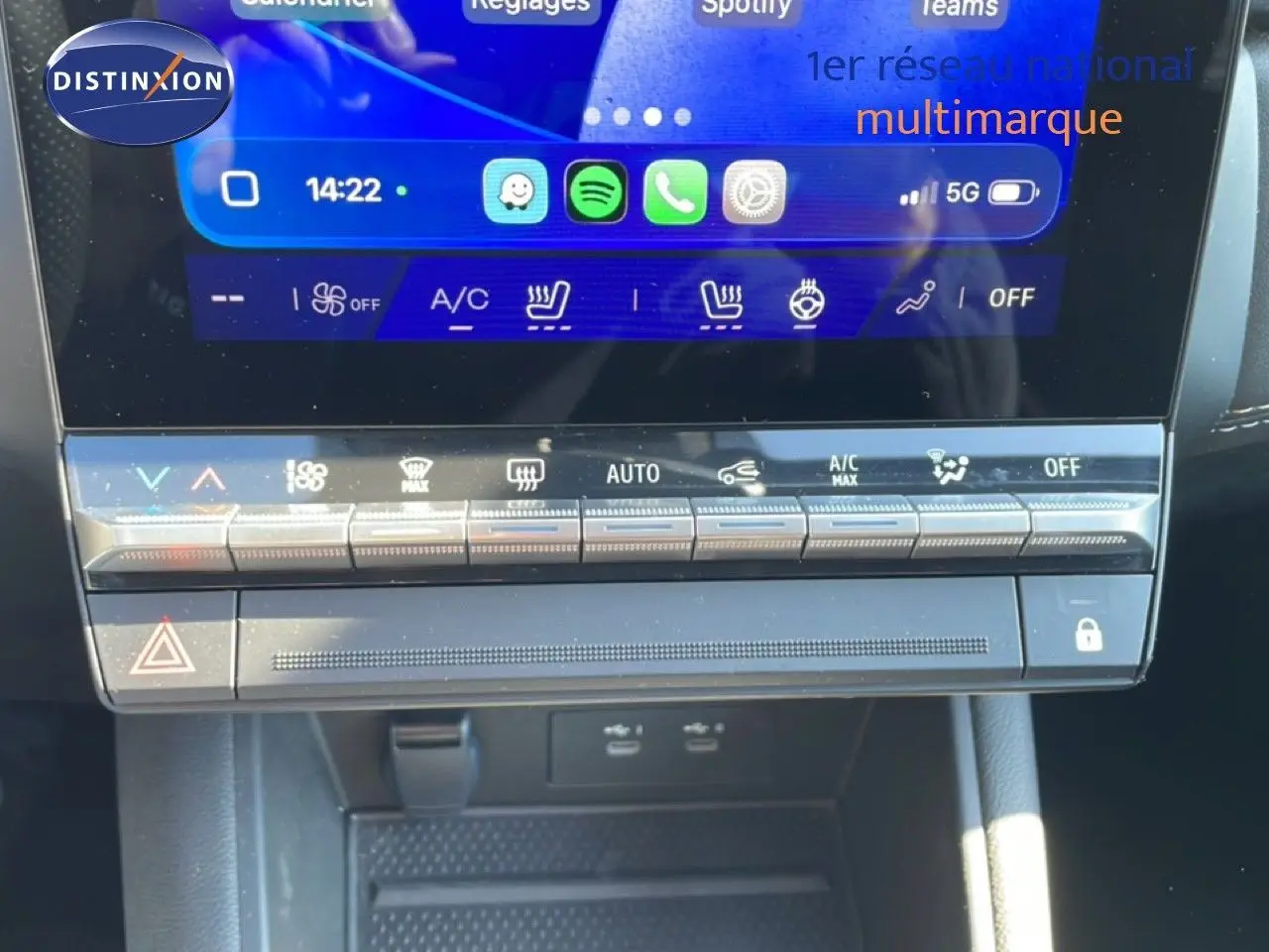 Gros plan sur la console centrale noire étoile métal du Renault Symbioz 2025, avec écran tactile et commandes climatisation.