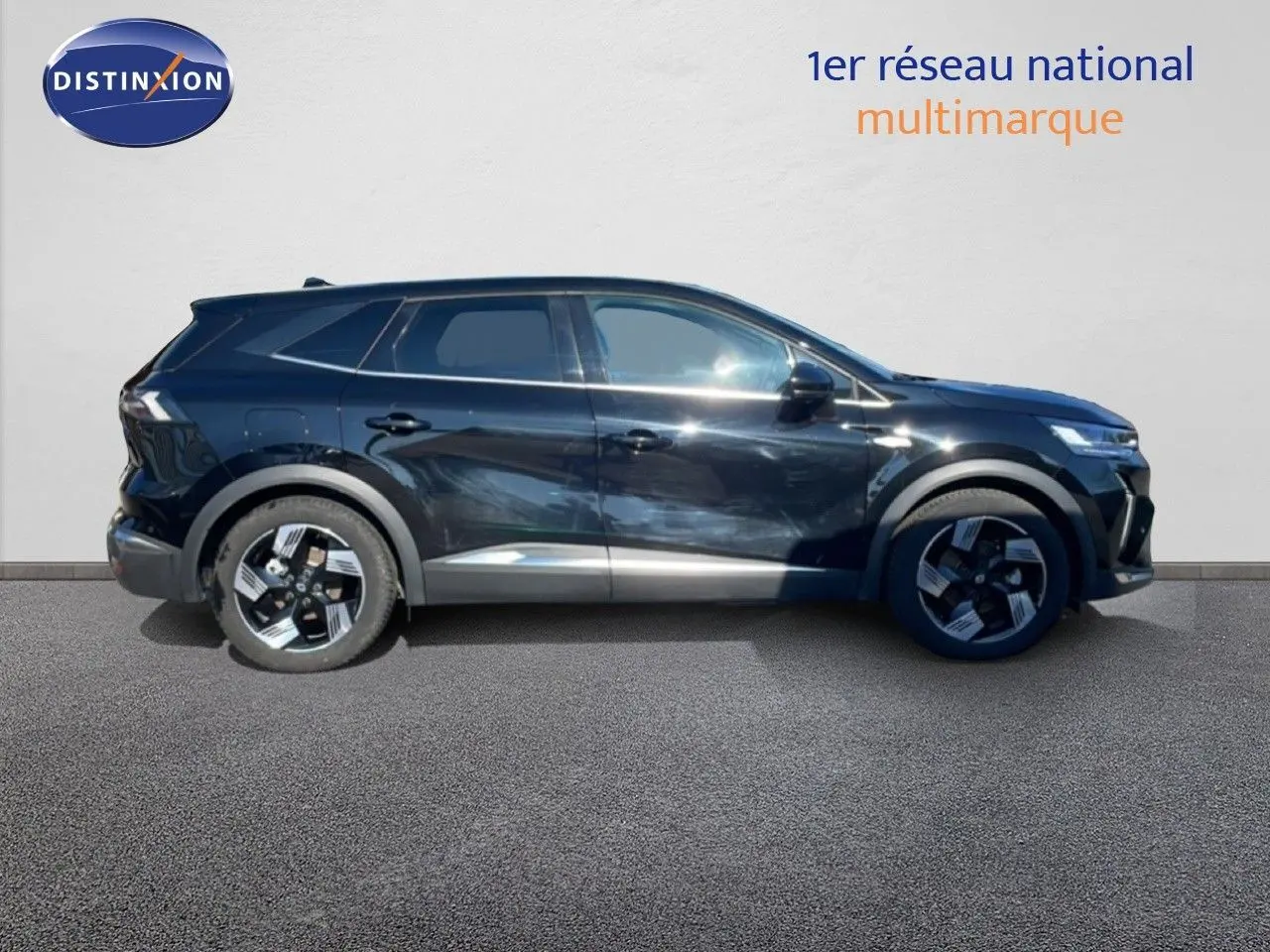 Vue latérale gauche d'un Renault Symbioz 2025 noir étoile métal avec jantes bi-ton et détails chromés sur les bas de caisse.