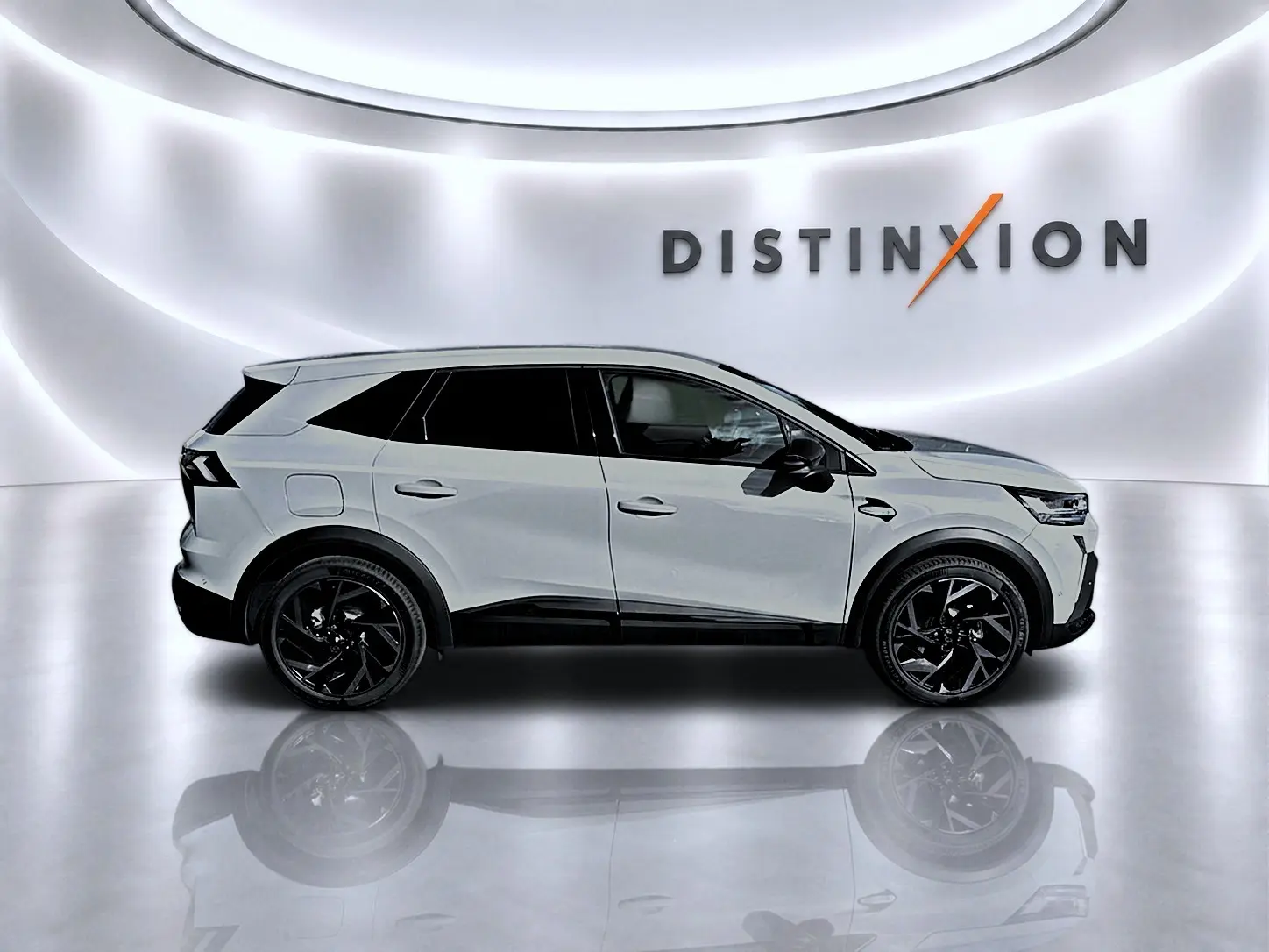 Renault Symbioz gris rafale en profil droit dans un studio lumineux avec logo Distinxion en arrière-plan.