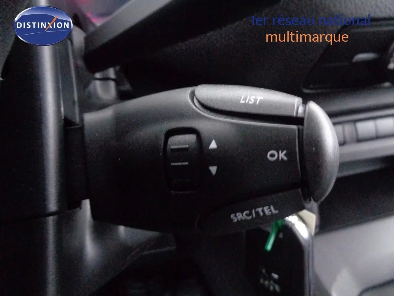 Gros plan sur la commande au volant du Peugeot Expert Cabine Approfondie gris Artense, version 2023, côté gauche.
