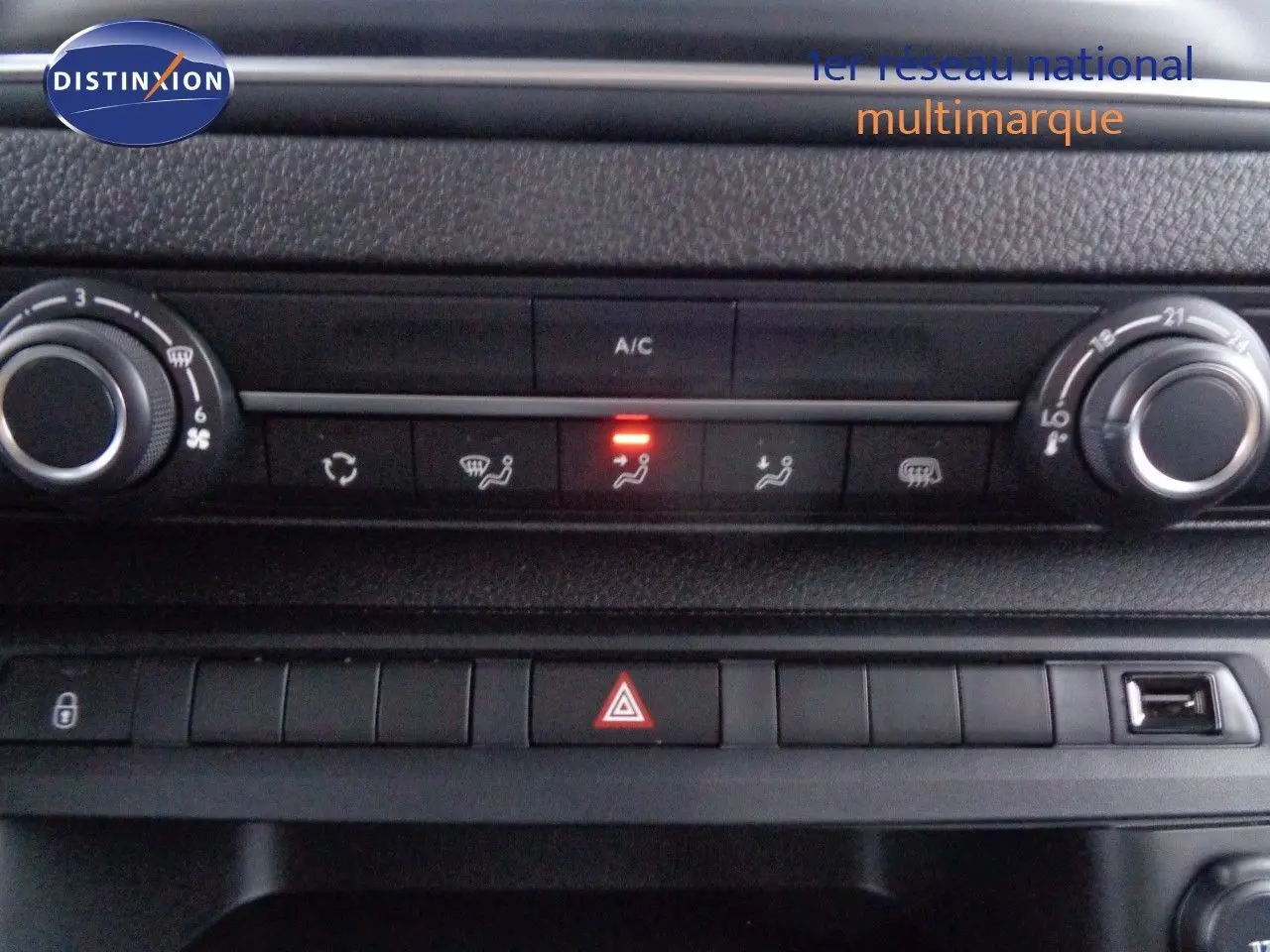 Vue rapprochée du tableau de bord du Peugeot Expert Long gris, mettant en valeur les commandes de climatisation et les boutons de sécurité.