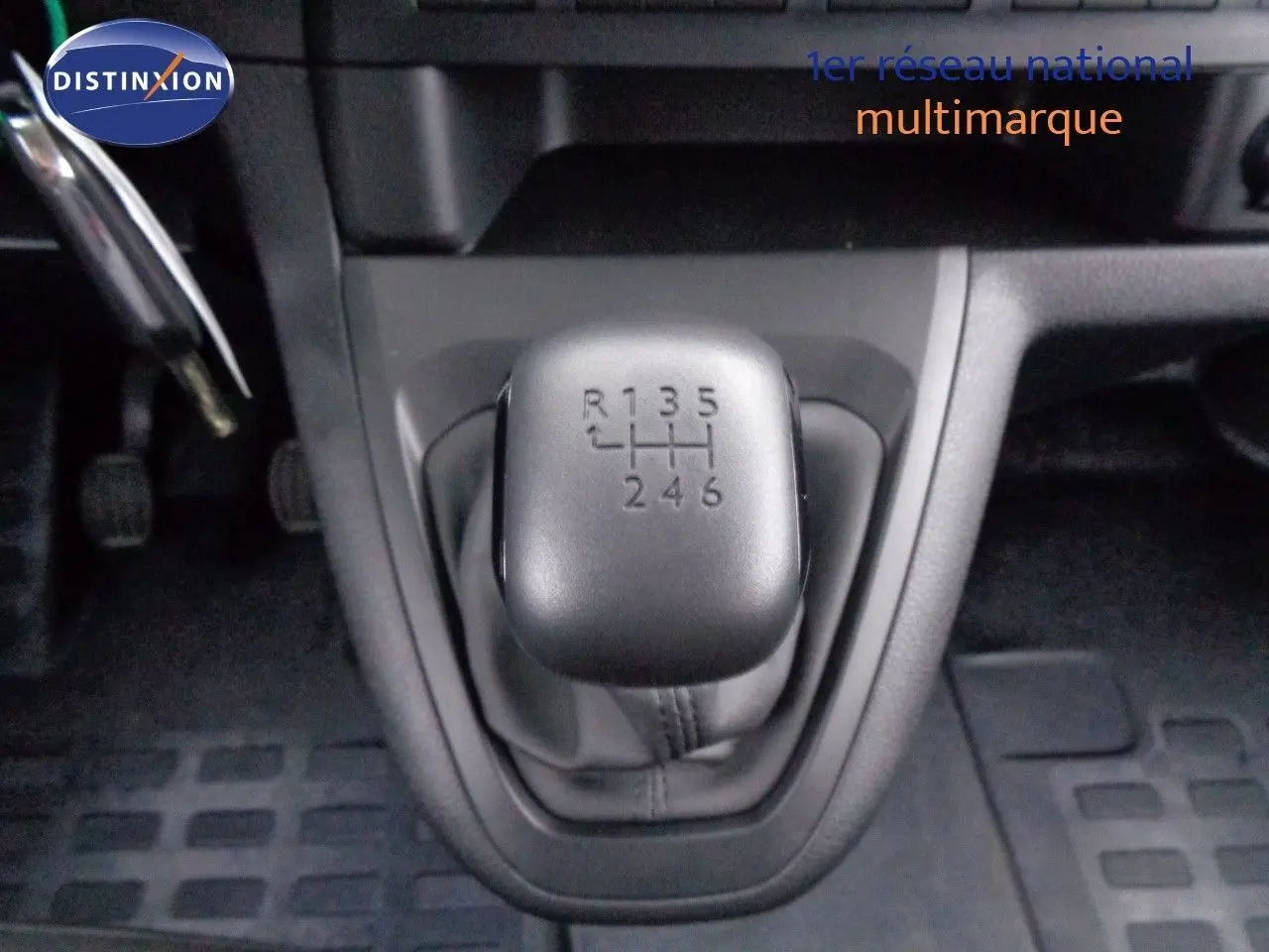 Le levier de vitesses manuel noir en gros plan dans l'habitacle du Peugeot Expert Long gris Artense.