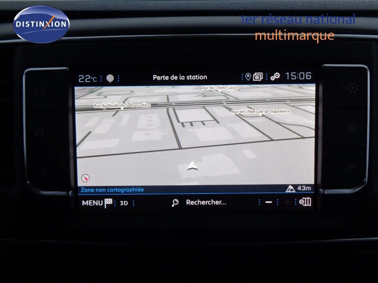 Écran tactile du GPS du Peugeot Expert Long 2023 affichant une carte en 3D en intérieur noir.