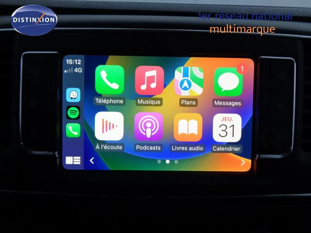 Écran tactile central du Peugeot Expert Long gris Artense, affichant l'interface Apple CarPlay colorée.