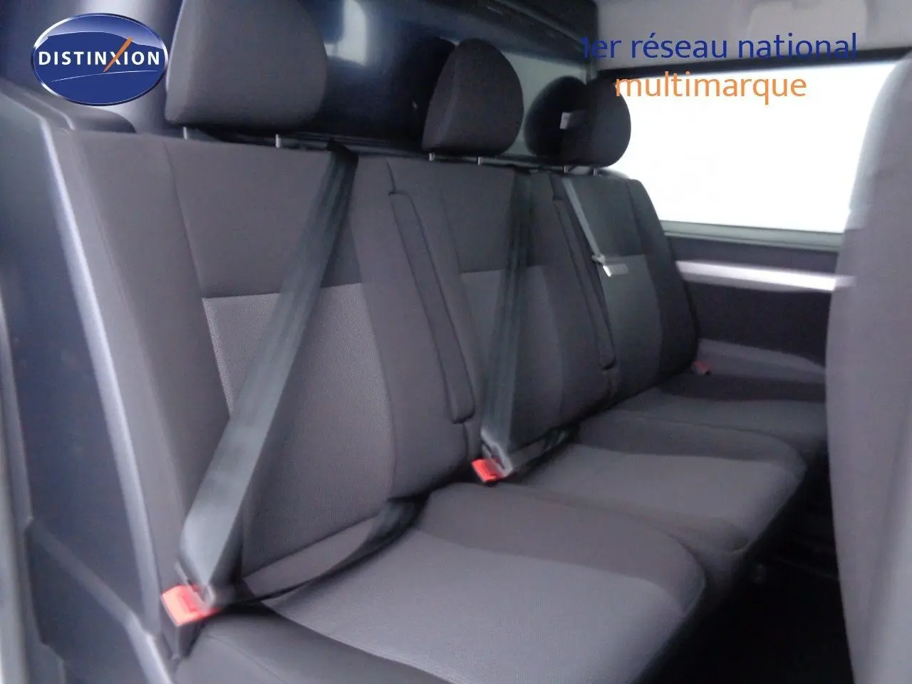 Banquette arrière en tissu noir vue de côté droit dans un Peugeot Expert Cabine Approfondie gris 2023