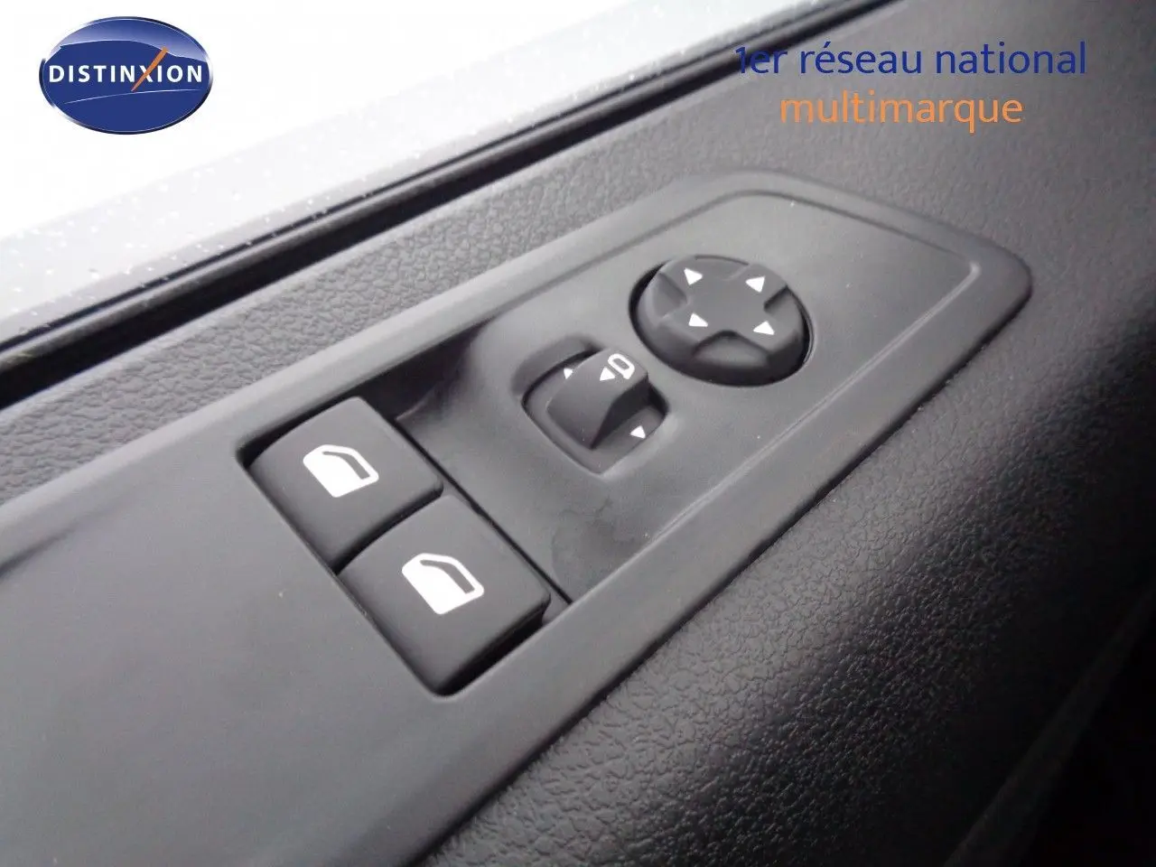 Commande électrique des vitres et rétroviseurs sur la porte côté conducteur du Peugeot Expert Cabine Approfondie gris 2023.