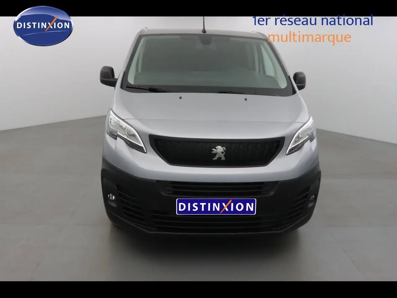 Vue frontale d'un Peugeot Expert Cabine Approfondie gris Artense métal 2023 avec calandre noire et logo lion central.