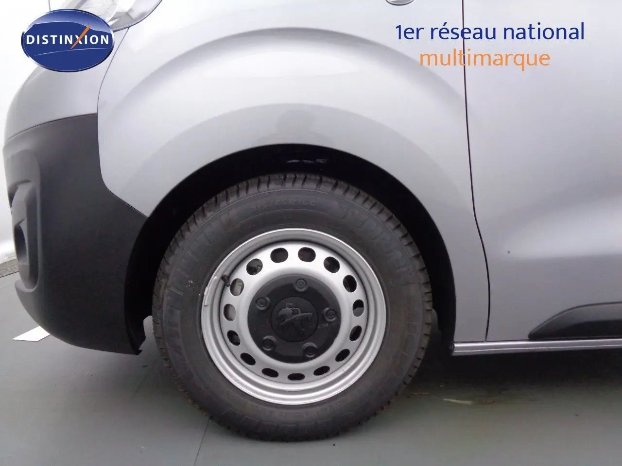 Gros plan sur la roue avant gauche d'un Peugeot Expert Cabine Approfondie gris Artense métal, 2023.
