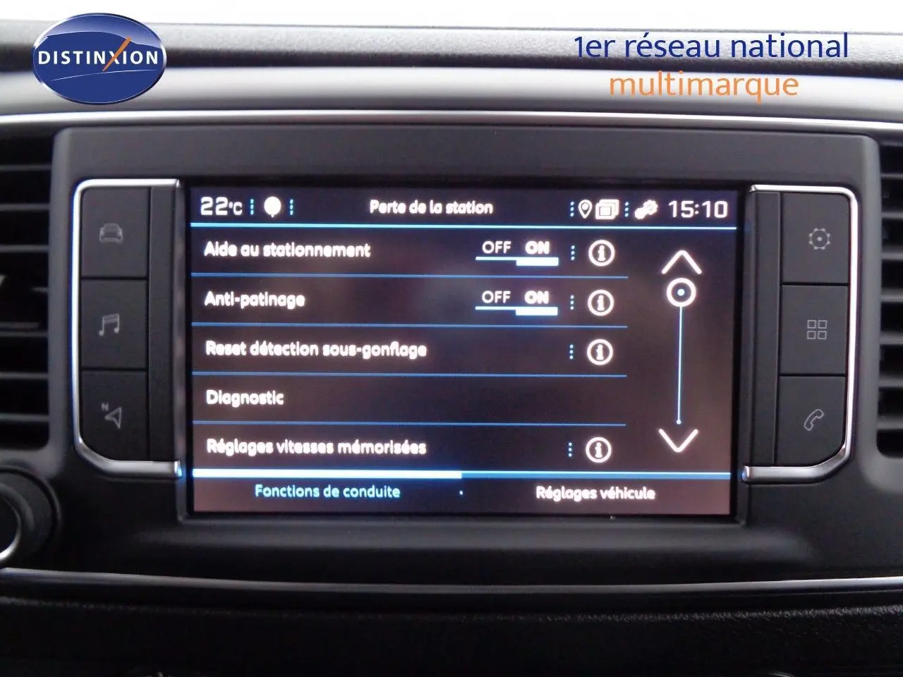 Écran tactile central du Peugeot Expert Long 2023 montrant les réglages d'aide à la conduite, intérieur noir.