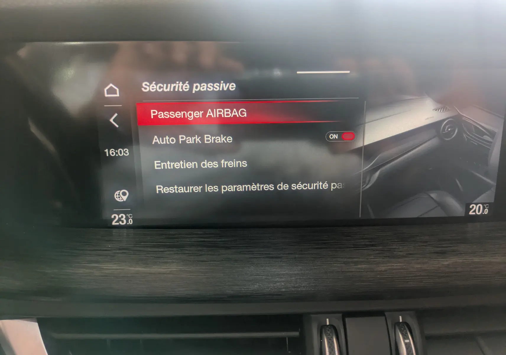 Écran tactile du tableau de bord de l'Alfa Romeo Stelvio 2023 affichant les réglages de sécurité passive.