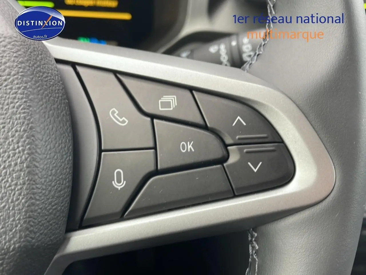 Gros plan sur les commandes multifonctions noires du volant en cuir du Dacia Bigster noir, version hybride 2025.