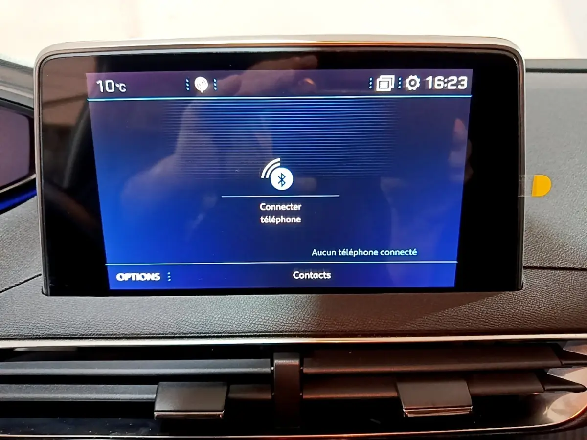 Écran tactile central affichant la connexion Bluetooth, tableau de bord gris du Peugeot 3008 Puretech 130 2020.