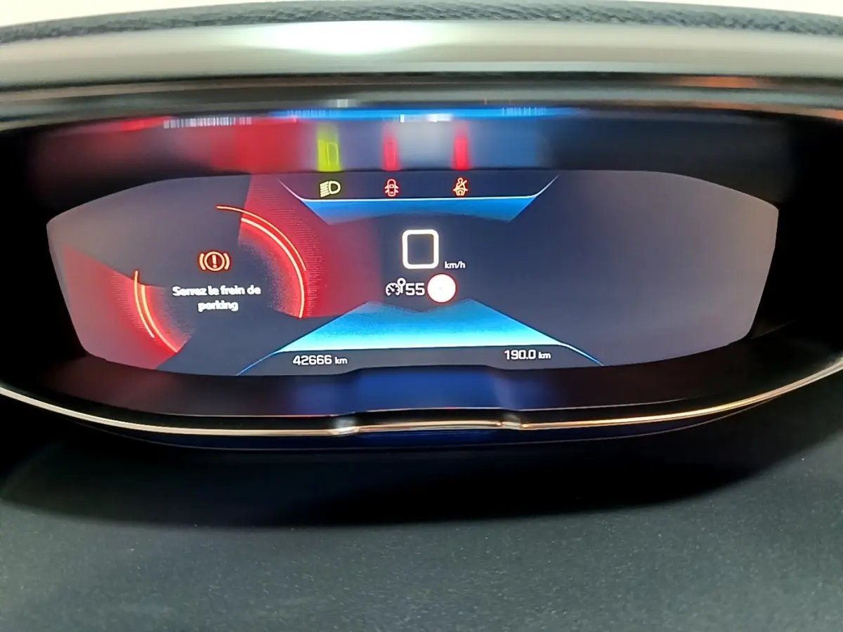 Affichage numérique du tableau de bord du Peugeot 3008 Puretech 130, indiquant 42 666 km et message frein de parking.