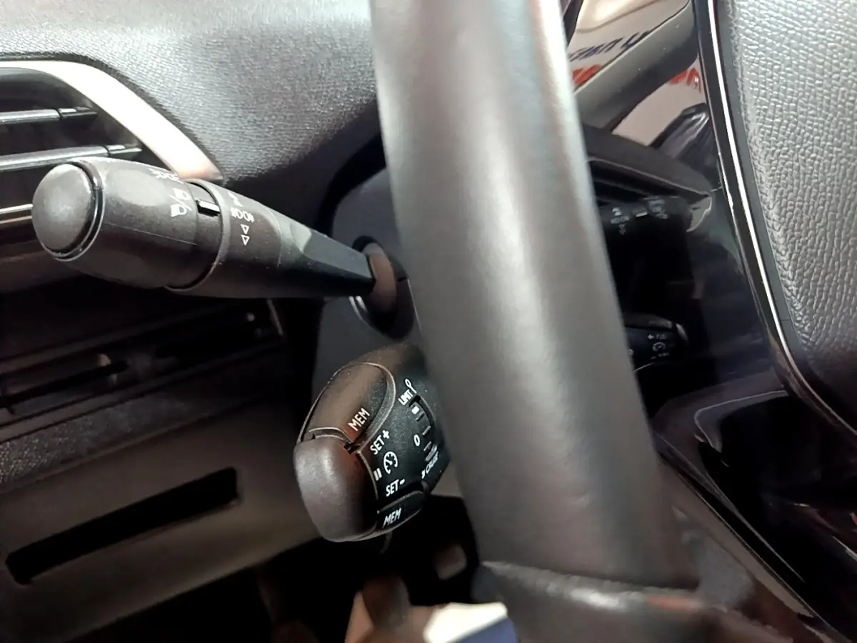 Gros plan sur les commandes au volant en cuir noir du Peugeot 3008 Puretech 130 S&S Active Business 2020.