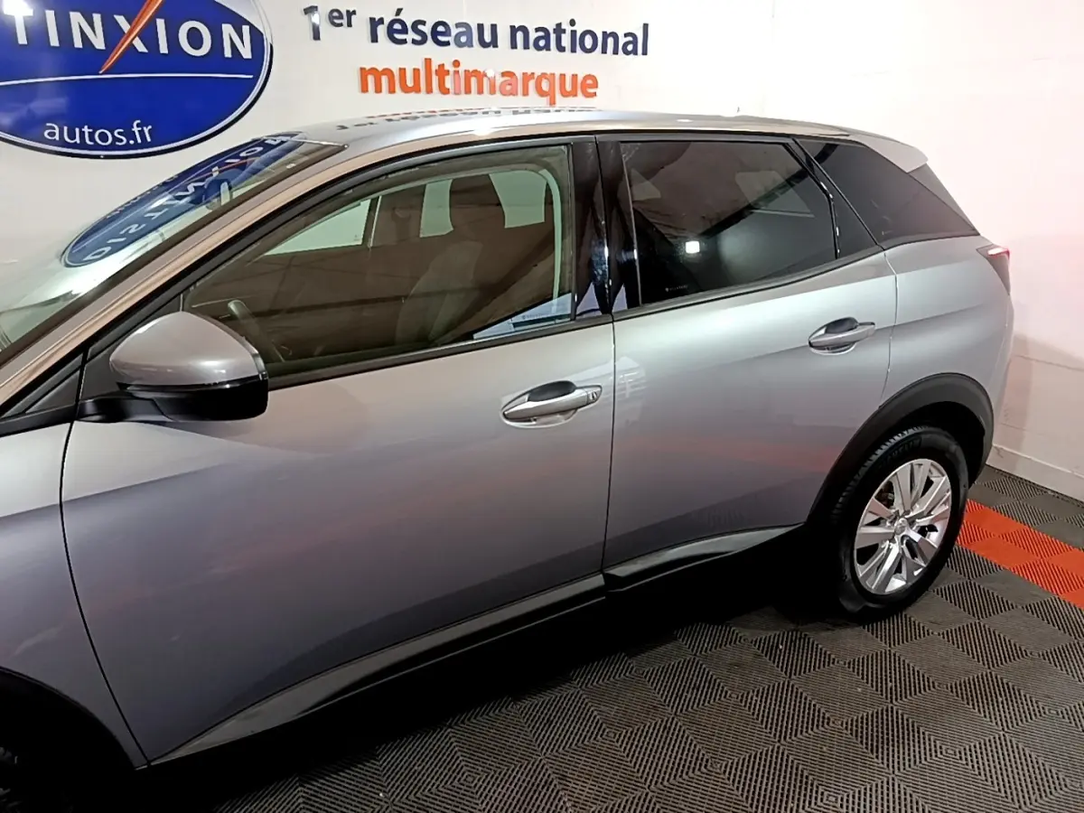 Vue latérale droite d'un Peugeot 3008 gris clair de 2020, avec rétroviseurs électriques et jantes alliage visibles.