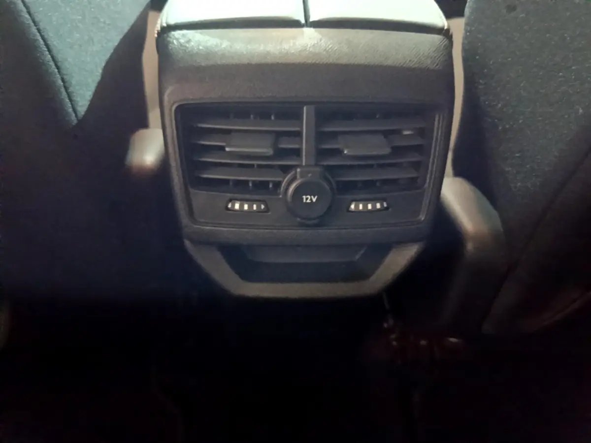 Vue rapprochée des aérateurs arrière et prise 12V noirs du Peugeot 3008 gris clair, version Puretech 130 S&S Active Business.