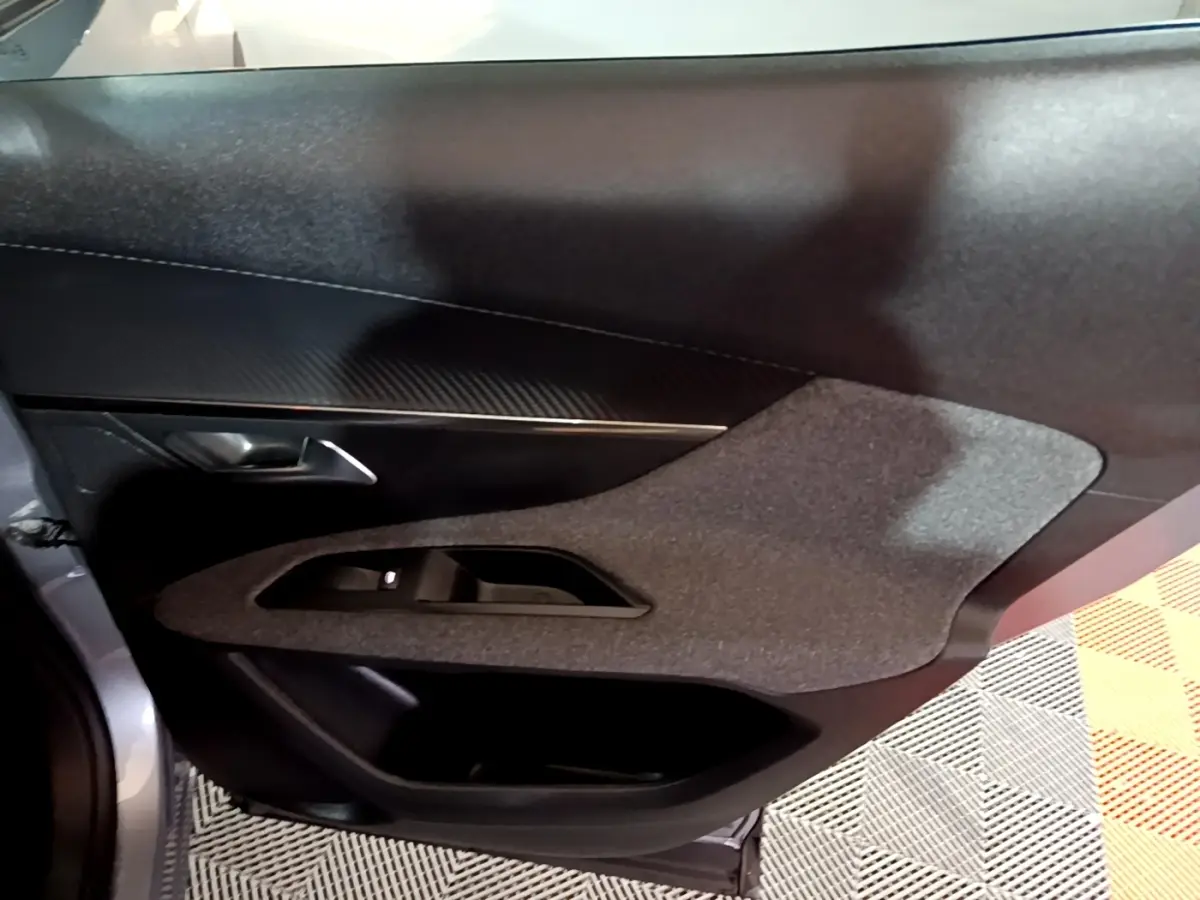 Vue intérieure du panneau de porte côté conducteur gris foncé du Peugeot 3008 Puretech 130 S&S Active Business 2020.