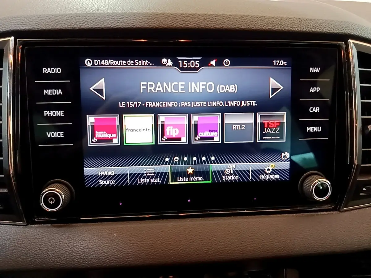 Écran tactile central du tableau de bord du Skoda Karoq 2022 affichant les stations radio numériques.