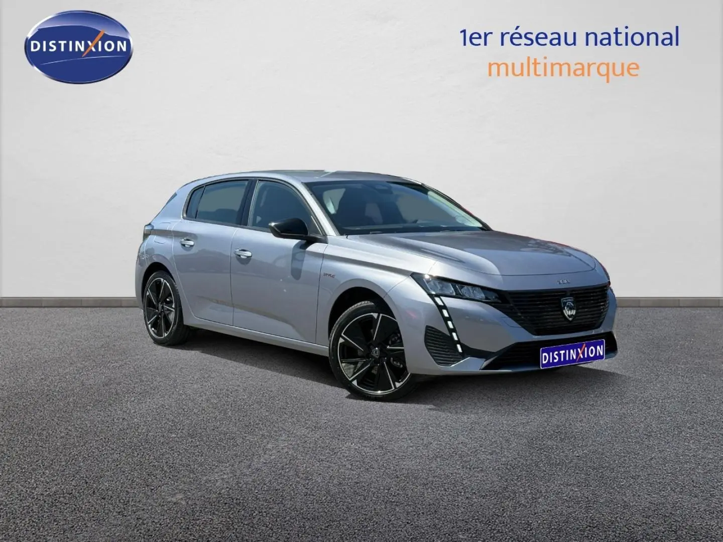 Peugeot 308 e-308 noir Perla Nera vue 3/4 avant droit, jantes alliage noires et feux LED distinctifs.