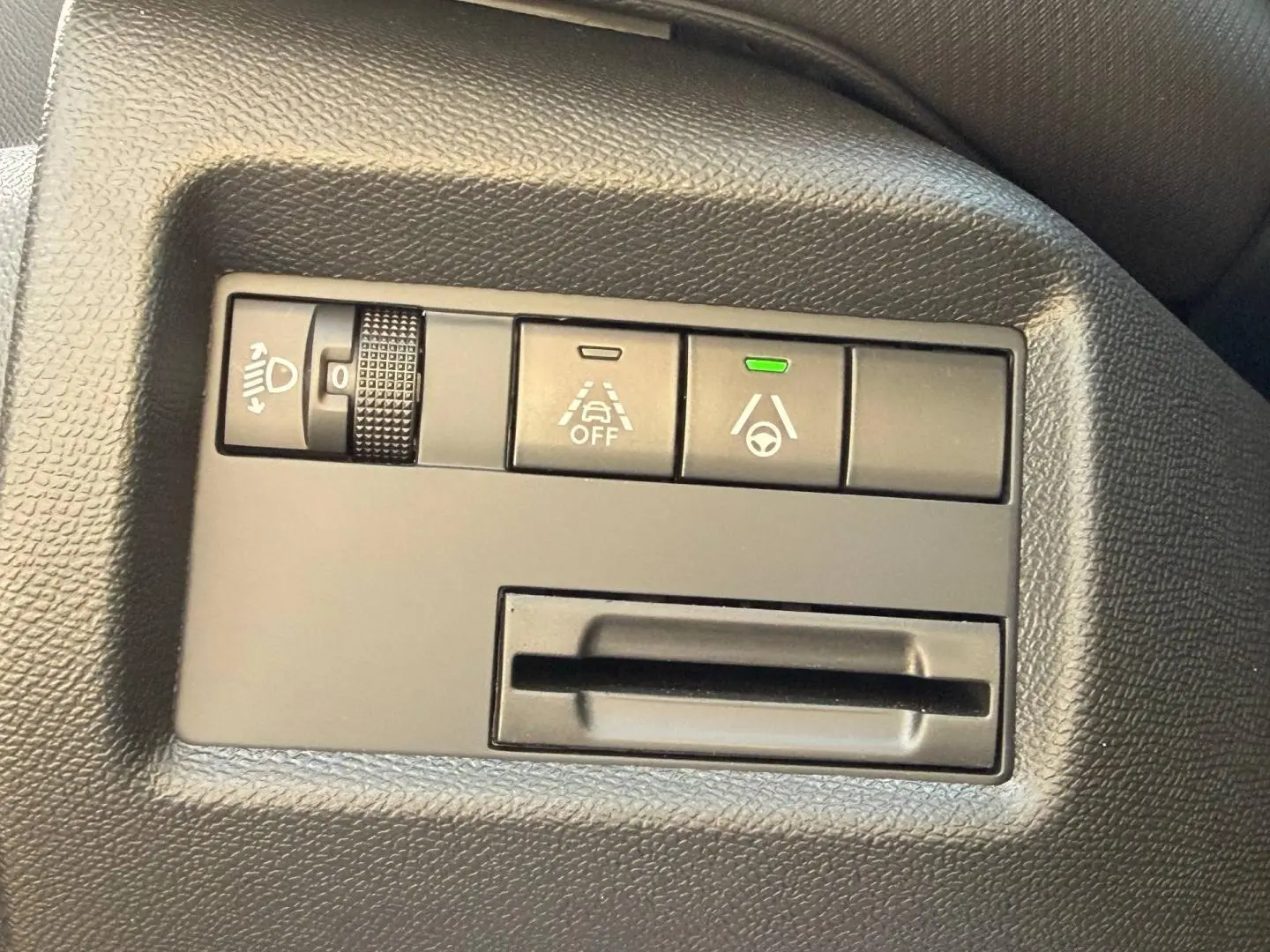 Gros plan sur les commandes d'assistance à la conduite du tableau de bord du Citroën C5 Aircross gris Platinium.
