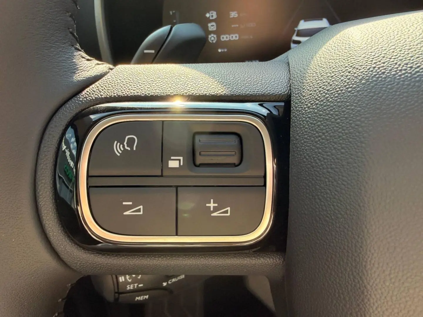 Gros plan sur les commandes vocales et réglages au volant cuir noir du Citroën C5 Aircross Gris Platinium.