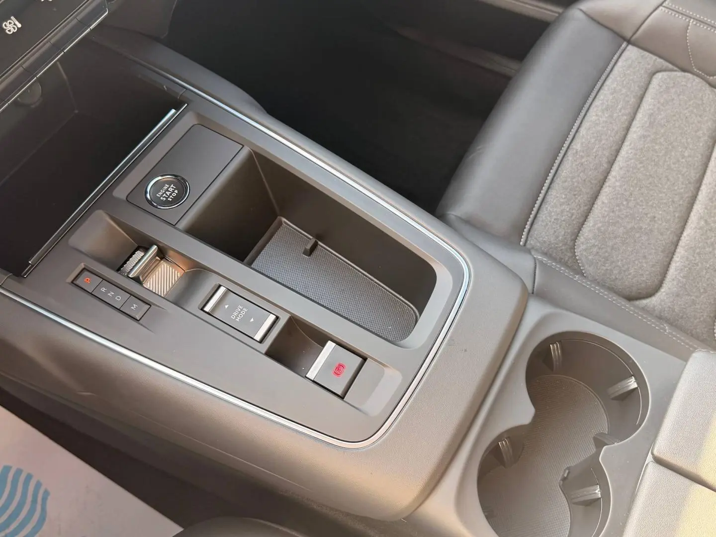 Gros plan sur la console centrale grise avec bouton start, levier de vitesses et porte-gobelets du Citroën C5 Aircross 2025.