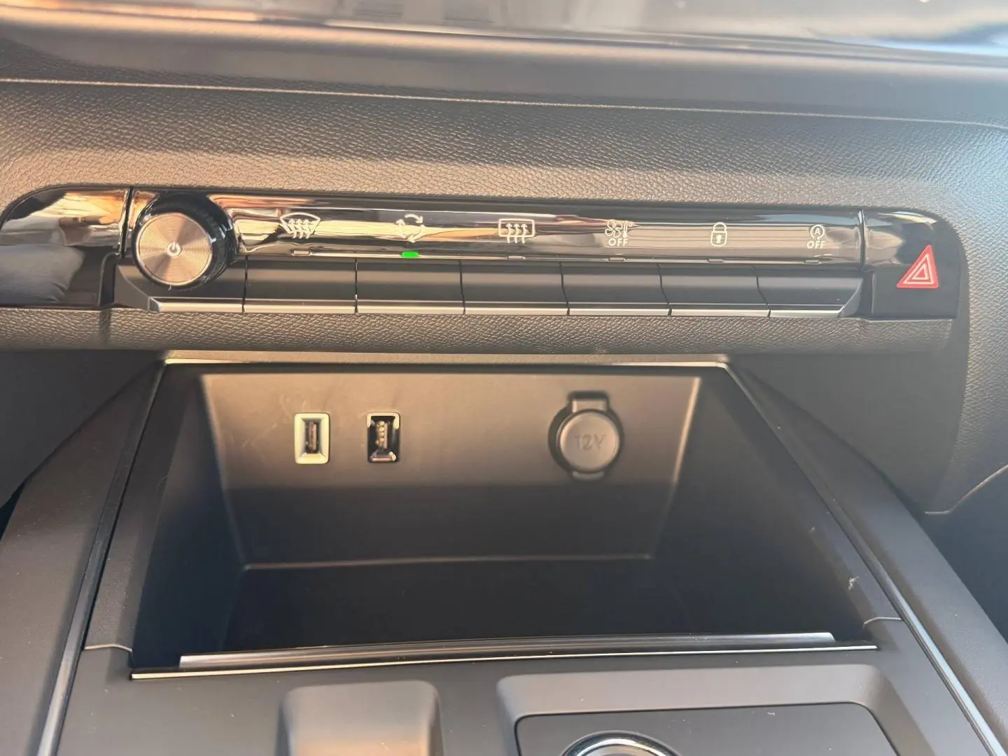 Vue rapprochée de la console centrale du Citroën C5 Aircross gris Platinium avec ports USB et prise 12V visibles.