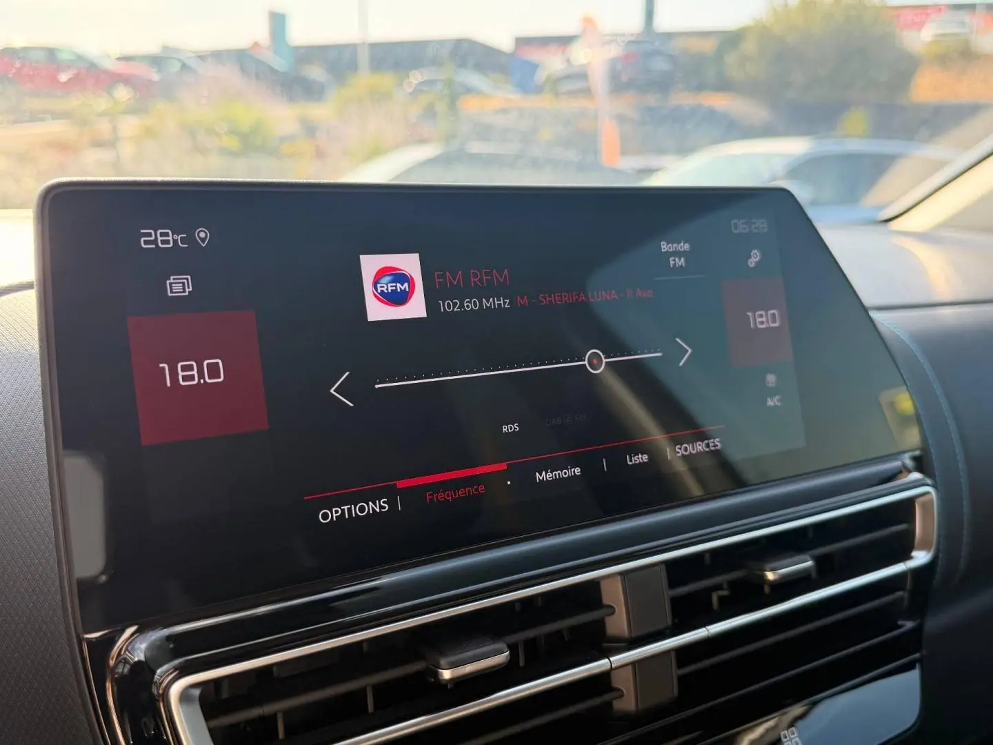 Écran tactile central affichant la radio FM dans l'habitacle du Citroën C5 Aircross gris Platinium.