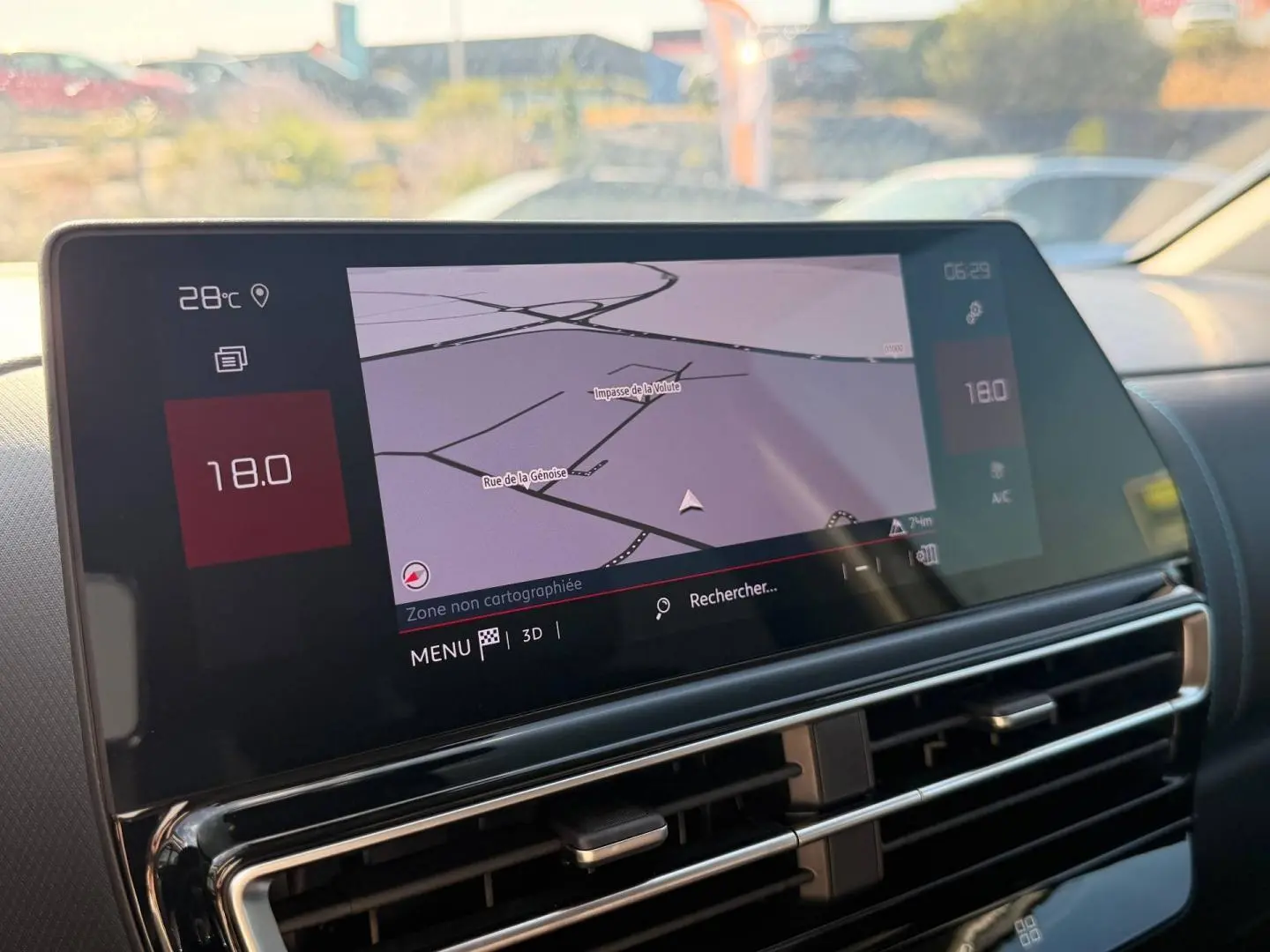 Écran tactile central affichant la navigation dans l'habitacle du Citroën C5 Aircross gris Platinium, vue de face.