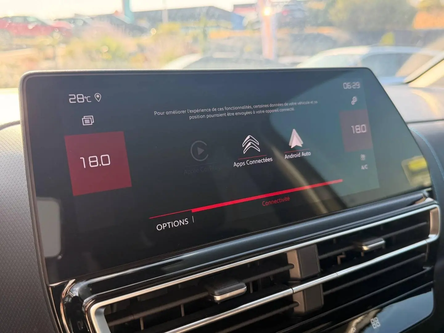 Écran tactile central affichant la connectivité Android Auto sur le tableau de bord du Citroën C5 Aircross 2025.