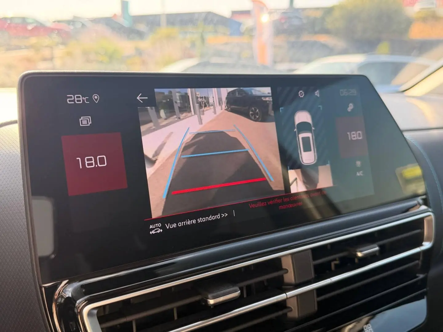Écran tactile intérieur du Citroën C5 Aircross 2025 montrant la caméra de recul et l'affichage de stationnement.
