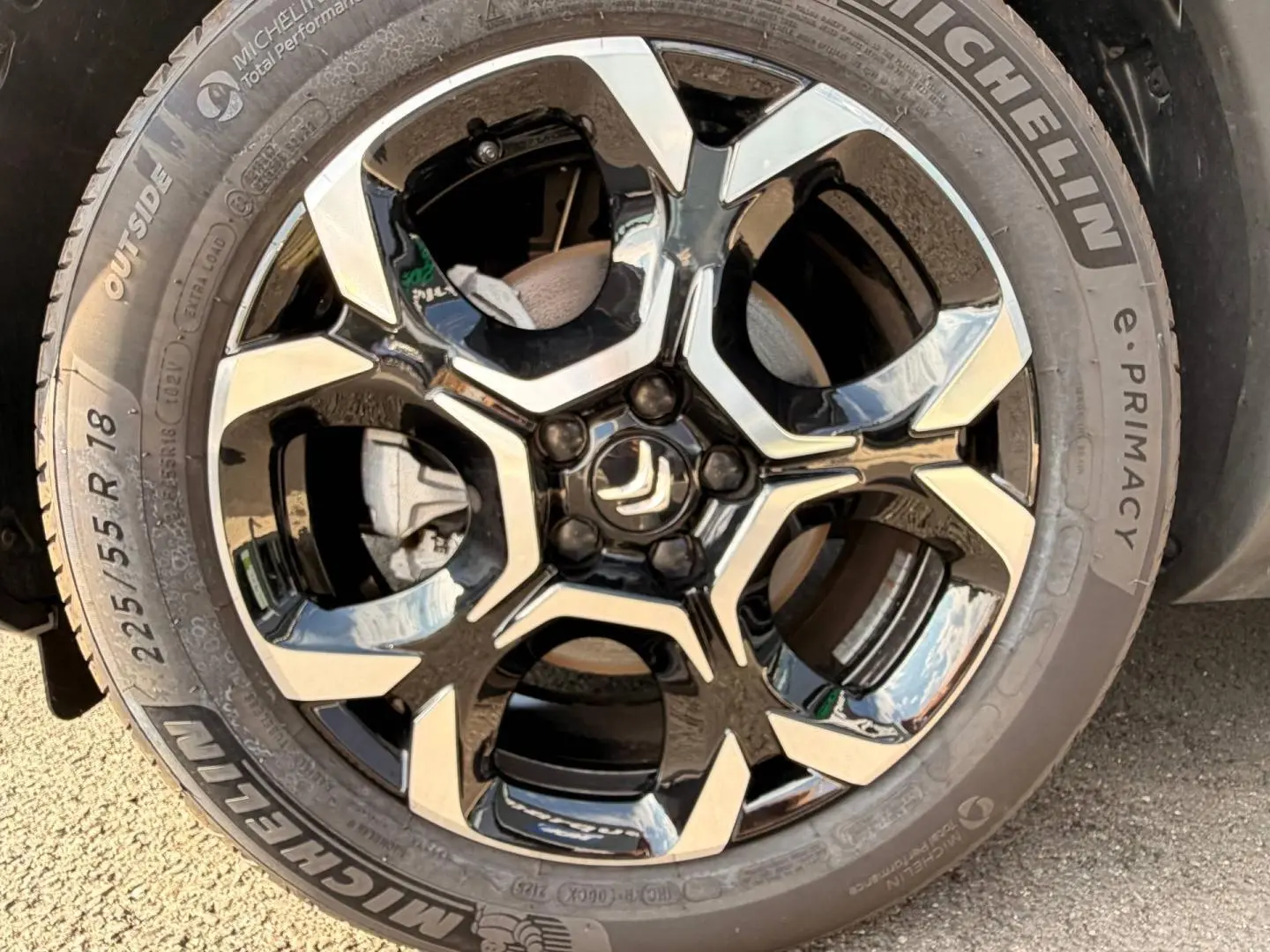 Gros plan sur la jante alu noire et argentée avec logo Citroën, montée sur un pneu Michelin 225/55 R18.