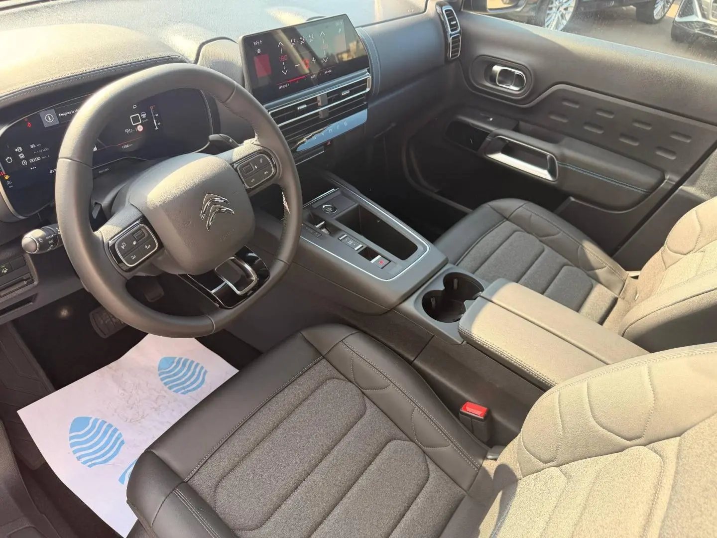 Vue intérieure côté conducteur du Citroën C5 Aircross 2025, volant cuir multifonction et écran tactile central.