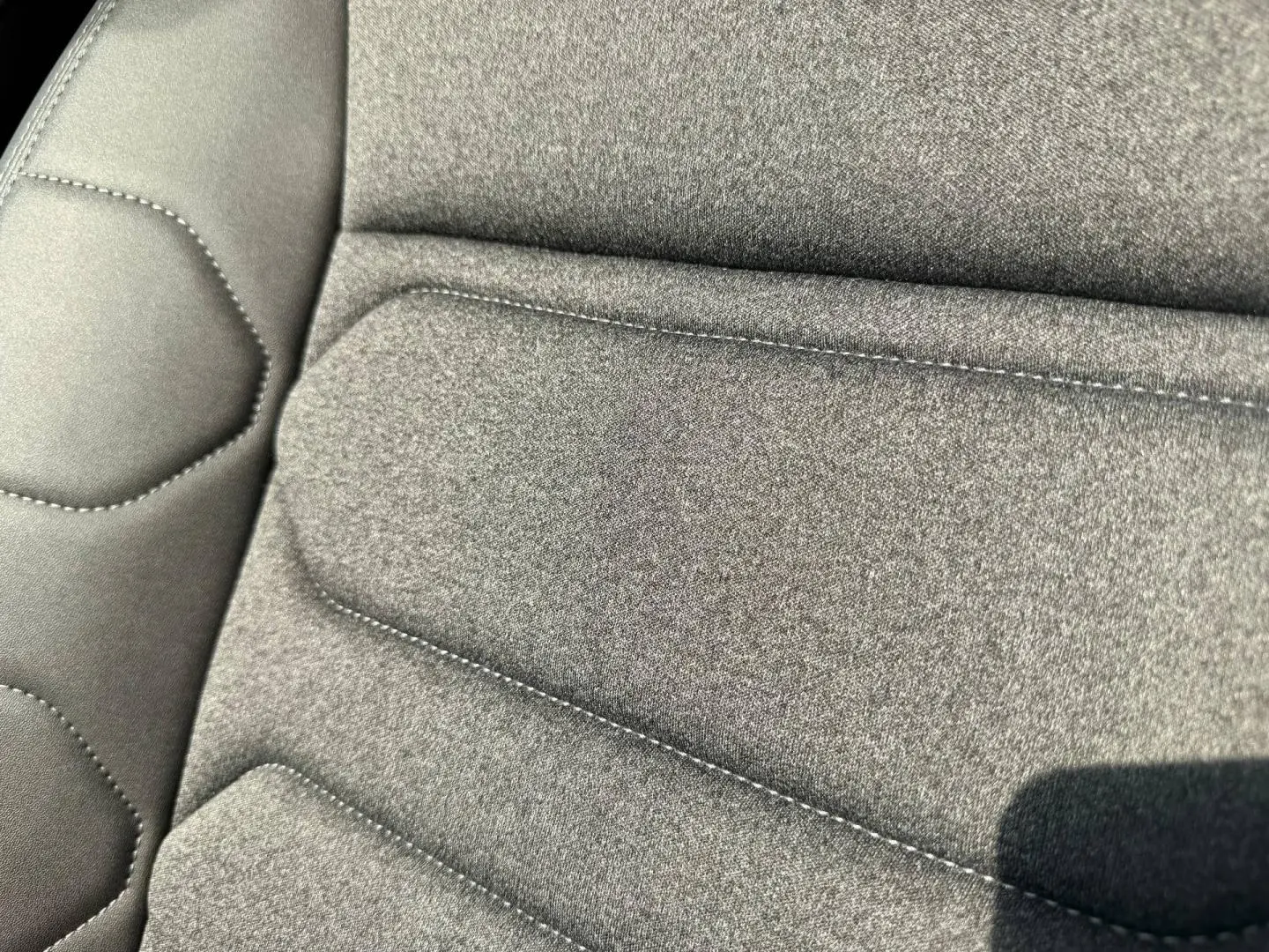 Détail du tissu brun chiné effet cuir noir du siège avant du Citroën C5 Aircross 2025.