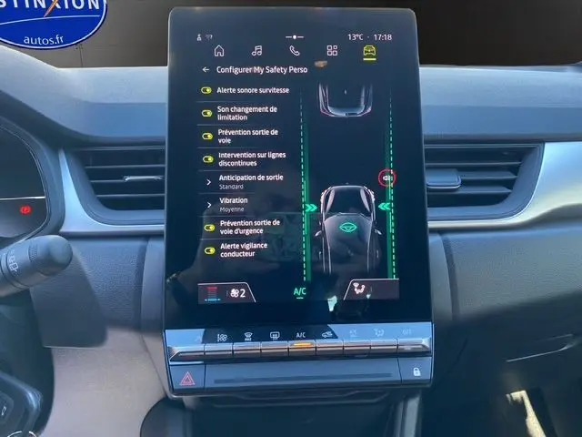 Écran tactile central du tableau de bord du Renault Captur 2024 affichant les alertes de sécurité personnalisées.