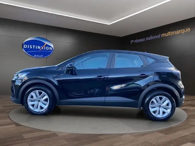 Profil côté gauche d'un Renault Captur noir 2024 avec jantes 17 pouces et badges noir brillant dans un showroom.