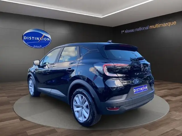 Vue 3/4 arrière droite du Renault Captur noir 2024 avec feux LED en C et jantes 17 pouces en showroom