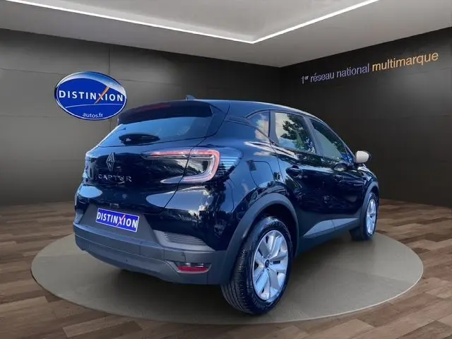 Vue 3/4 arrière droite du Renault Captur noir métallisé 2024 avec feux LED en forme de C et jantes 17 pouces.