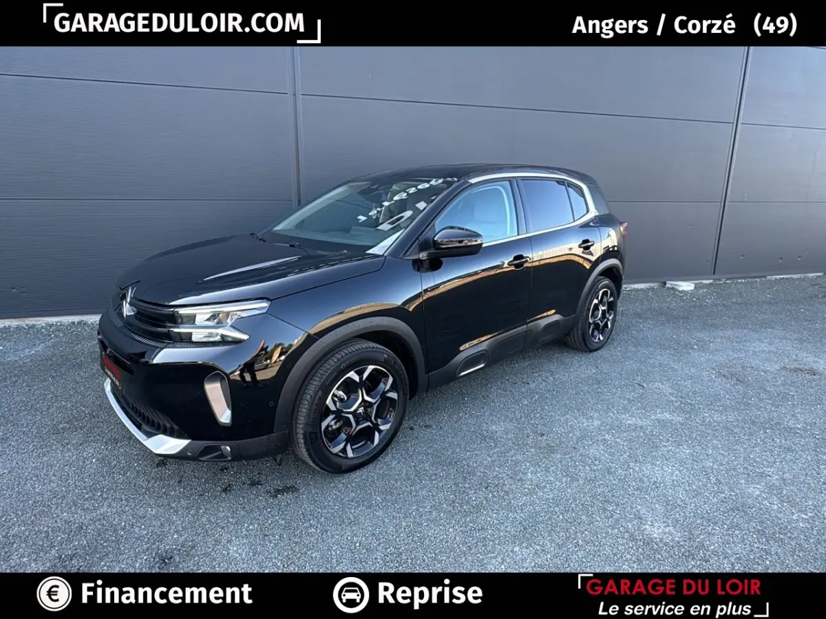 Citroën C5 Aircross noir vue 3/4 avant droit, avec jantes noires et détails chromés sur pare-chocs et calandre.