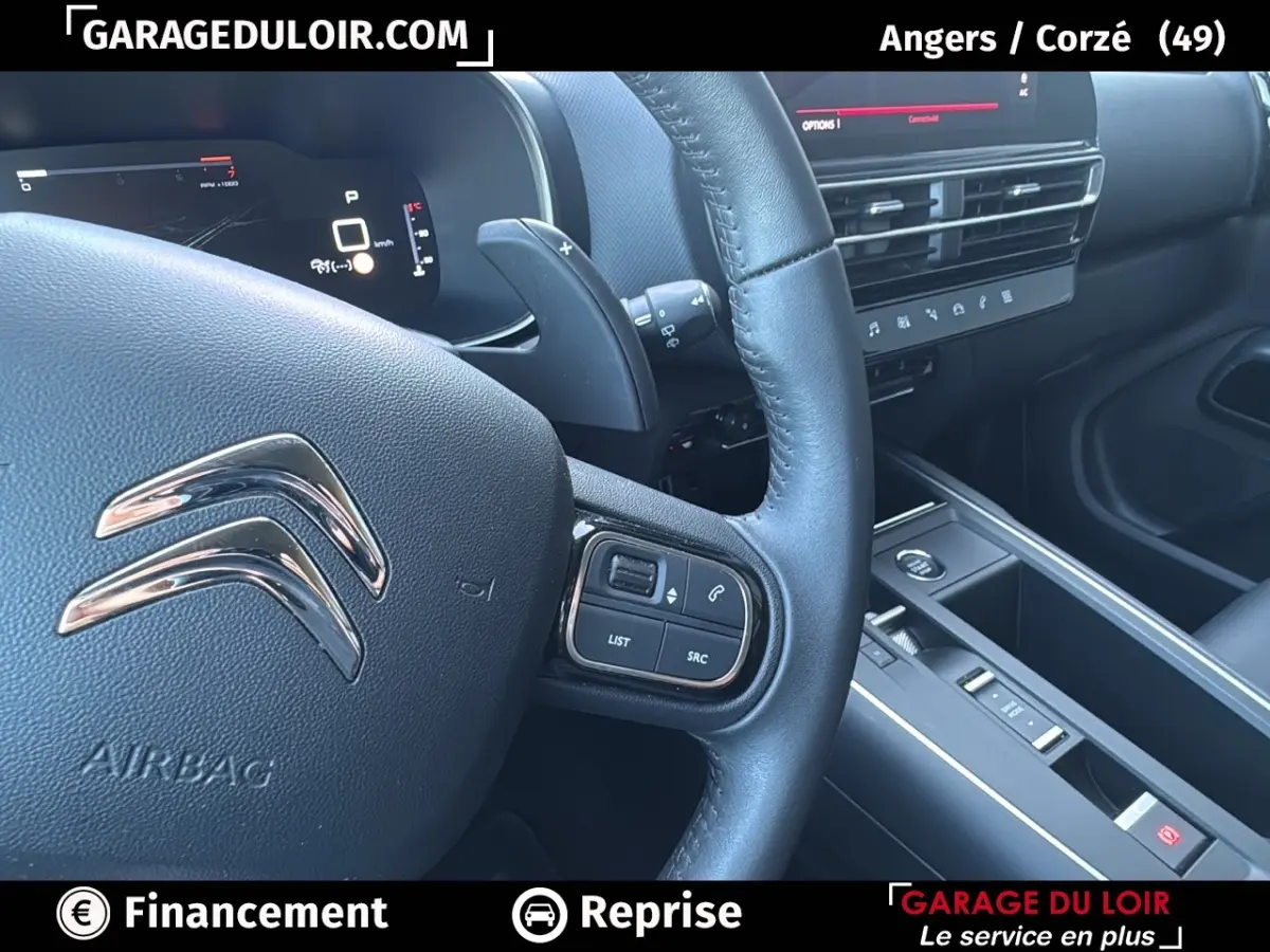 Gros plan sur le volant cuir noir et le tableau de bord digital du Citroën C5 Aircross 2025, intérieur moderne et épuré.