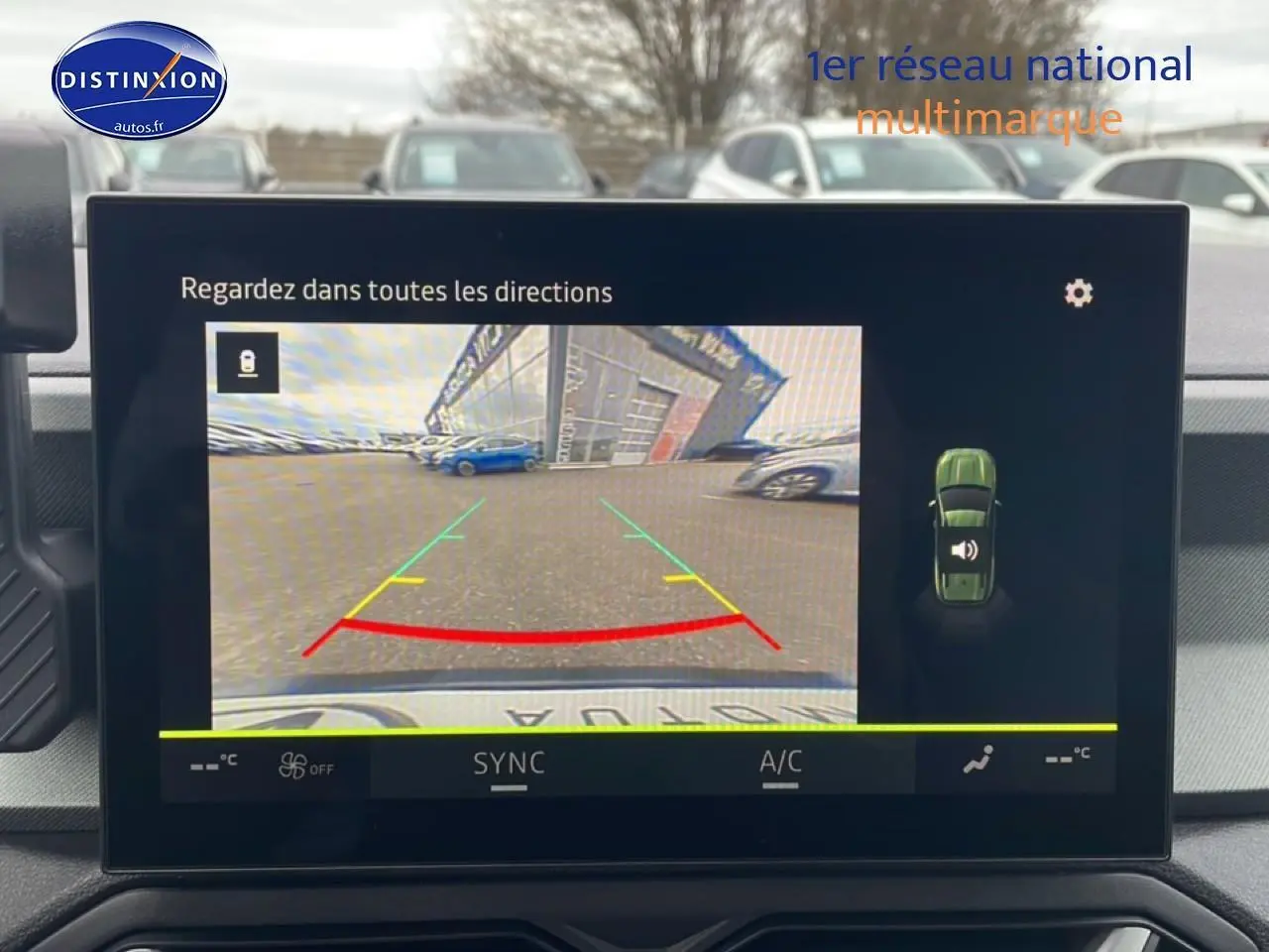 Écran central montrant la caméra de recul du Dacia Bigster noir, vue intérieure depuis le tableau de bord.