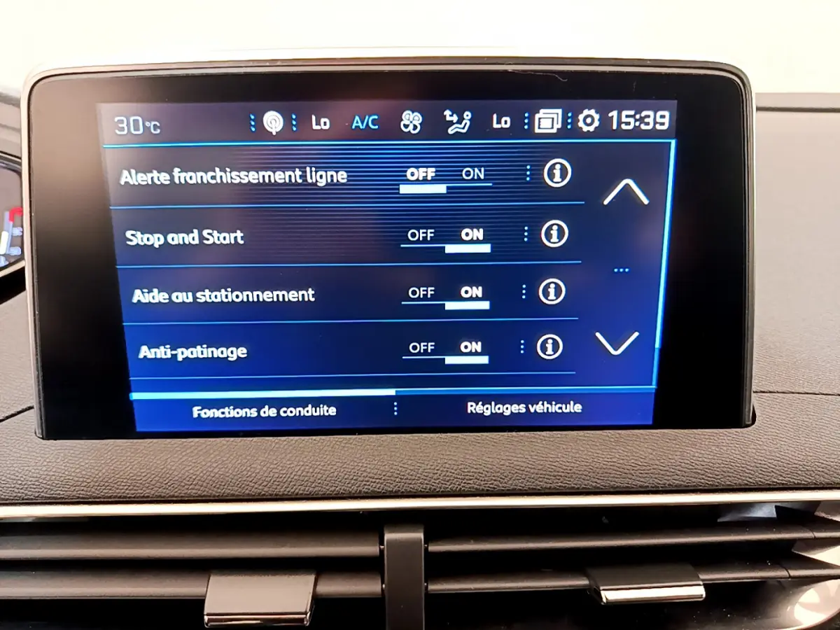 Écran tactile central du tableau de bord du Peugeot 3008 gris foncé, affichant les réglages d’aide à la conduite.
