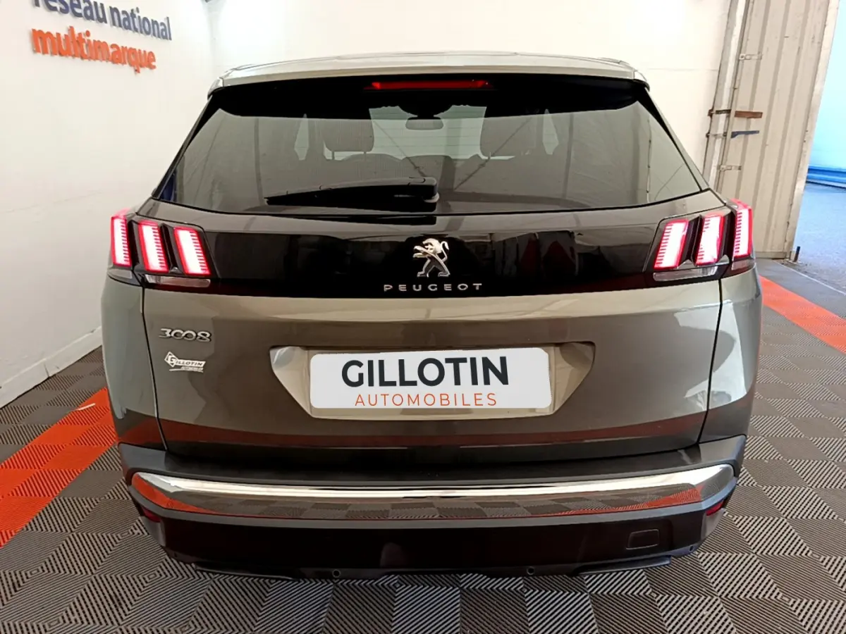 Vue arrière du Peugeot 3008 gris foncé avec feux LED caractéristiques et logo lion centré sur le hayon.