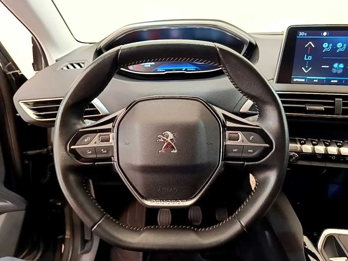 Vue intérieure centrée sur le volant cuir noir du Peugeot 3008 Puretech 130 S&S Active avec tableau de bord digital.