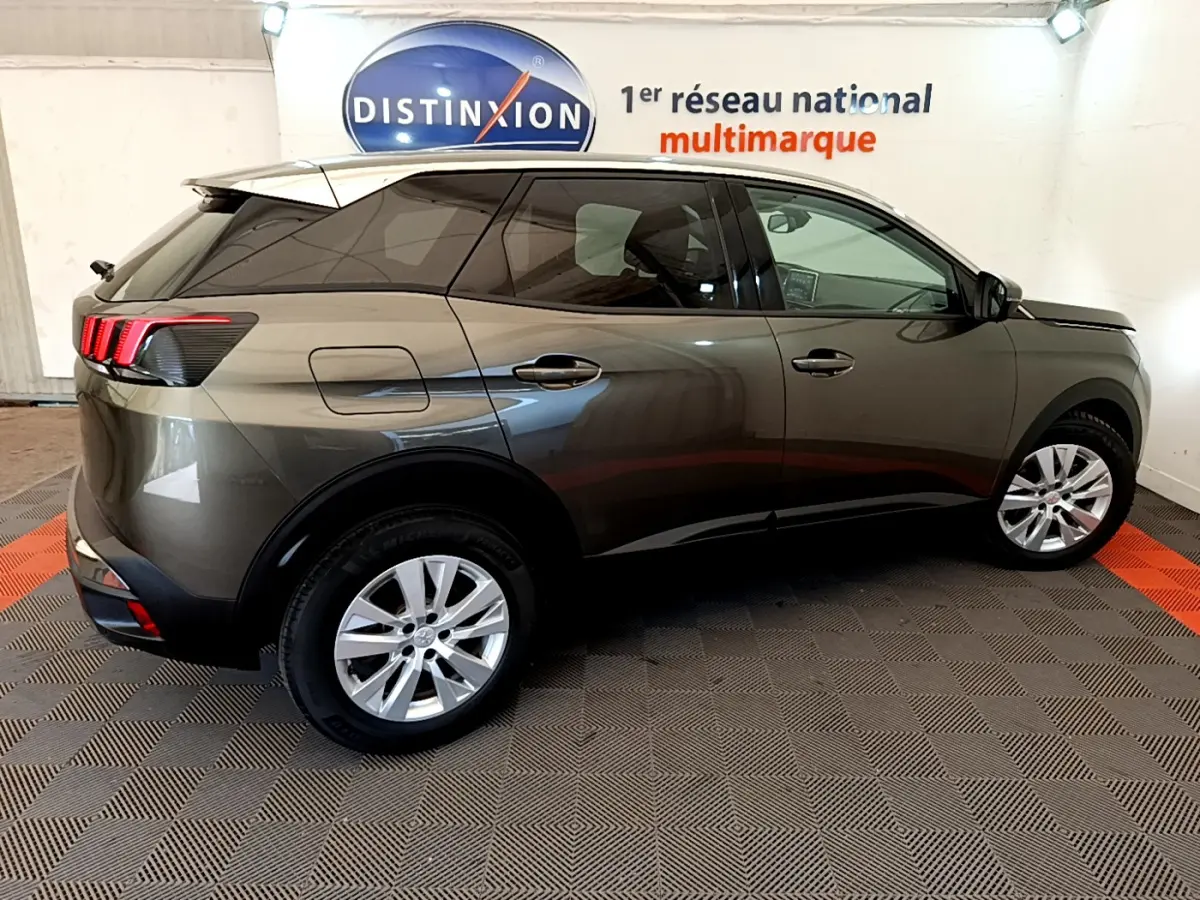 Vue latérale droite d’un Peugeot 3008 gris foncé de 2020 avec feux arrière à trois griffes et jantes alliage.