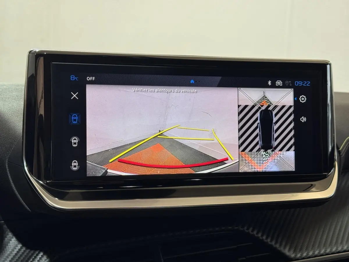 Écran tactile central affichant la caméra de recul et la vue 360° du Peugeot 208 Hybrid gris clair.