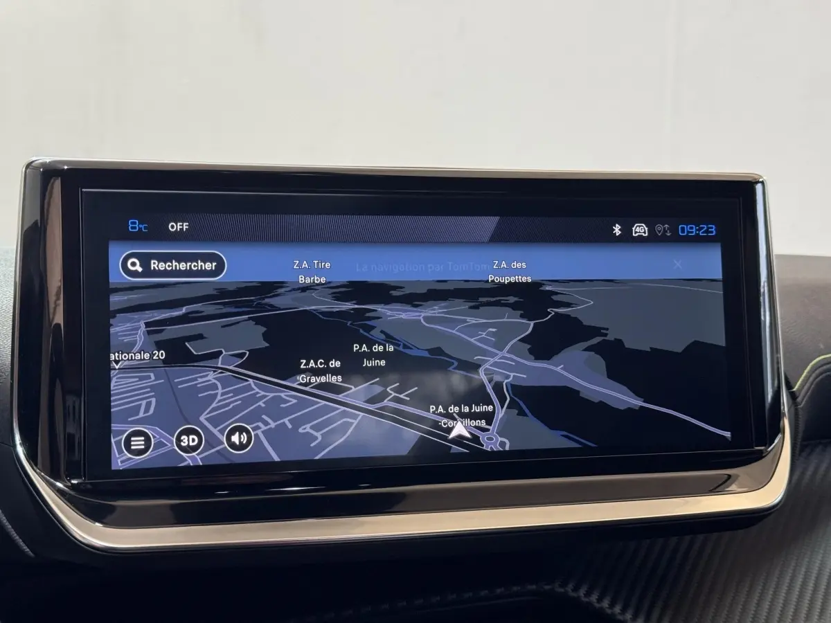 Écran tactile central affichant la navigation GPS dans l'habitacle de la Peugeot 208 Hybrid gris clair.