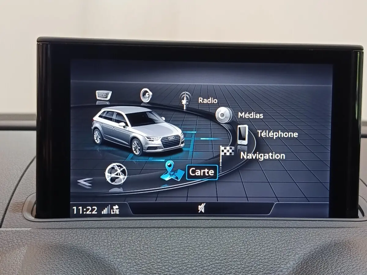 Écran tactile intérieur montrant une Audi A3 blanche en vue 3/4 avant sur le système de navigation.