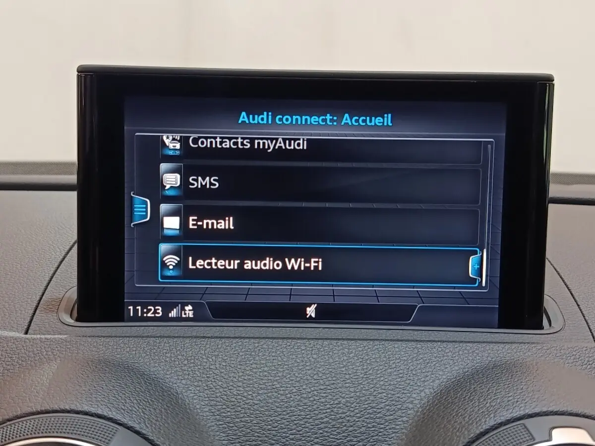 Écran tactile central affichant le menu Audi connect dans l'habitacle d'une Audi A3 blanche de 2020.