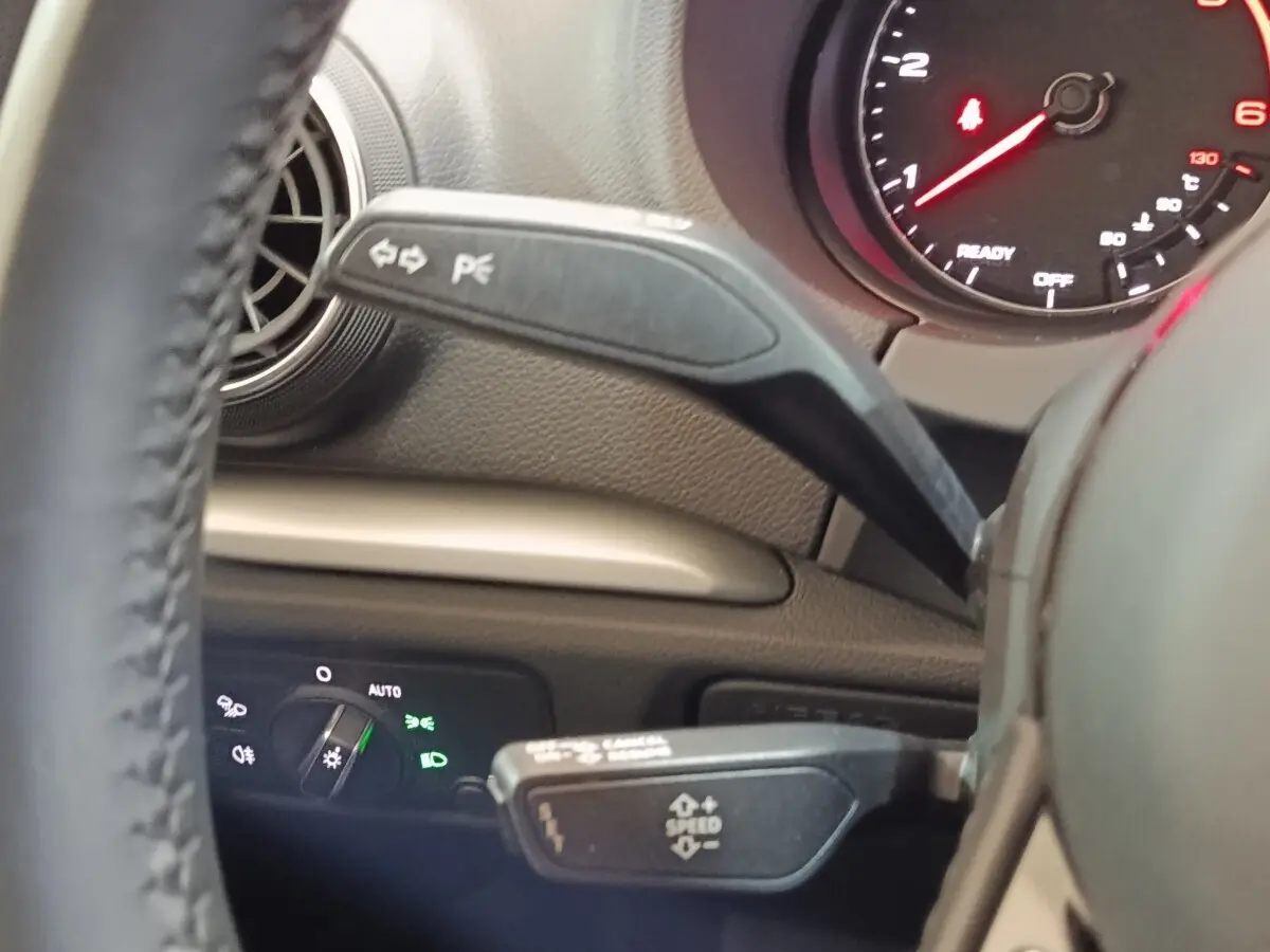 Gros plan sur le volant cuir et les commandes au volant de l’Audi A3 35 TDI 150 S tronic Business Line 2020.